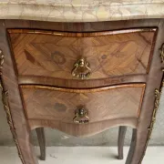 Table de chevet  style Louis XV en marqueterie et plateau m