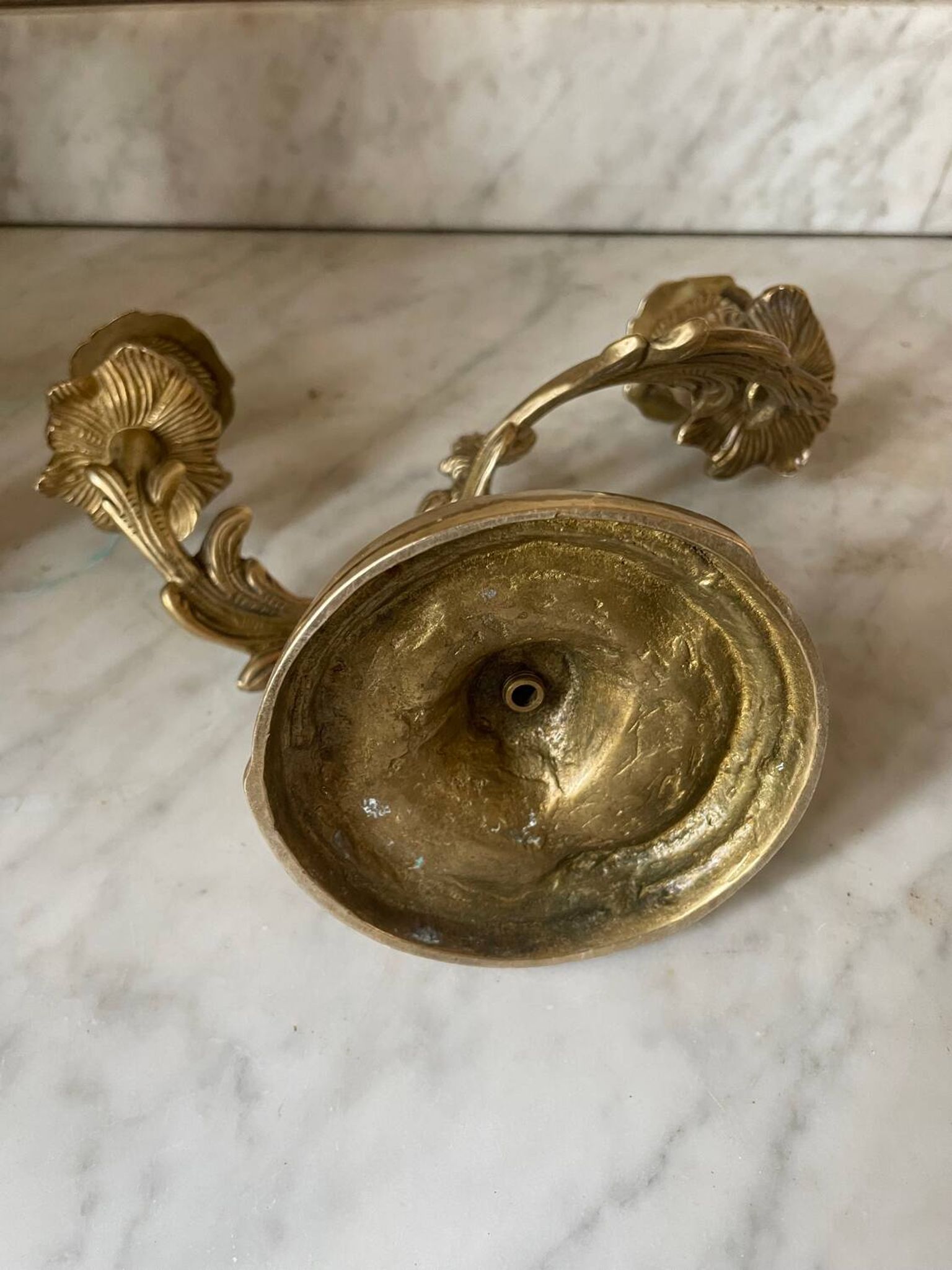 Paire de bougeoirs rocaille en bronze doré
