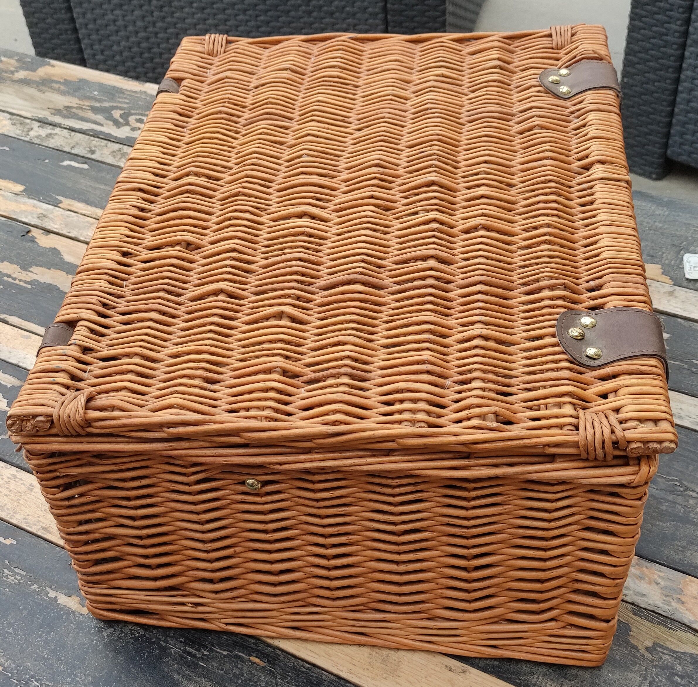Picnic basket with white porcelain crockery