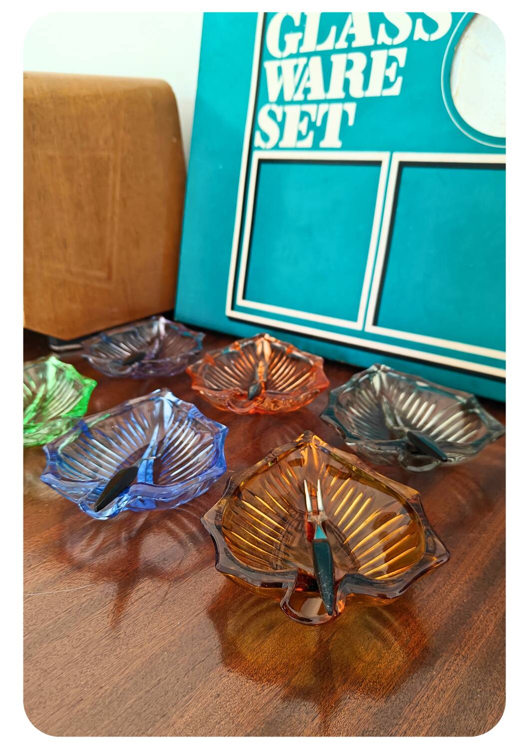 6 assiettes en forme de feuille en verre pressé Arlequin, milieu XXème