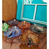 6 assiettes en forme de feuille en verre pressé Harlequin, milieu XXème