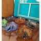 6 assiettes en forme de feuille en verre pressé Arlequin, milieu XXème