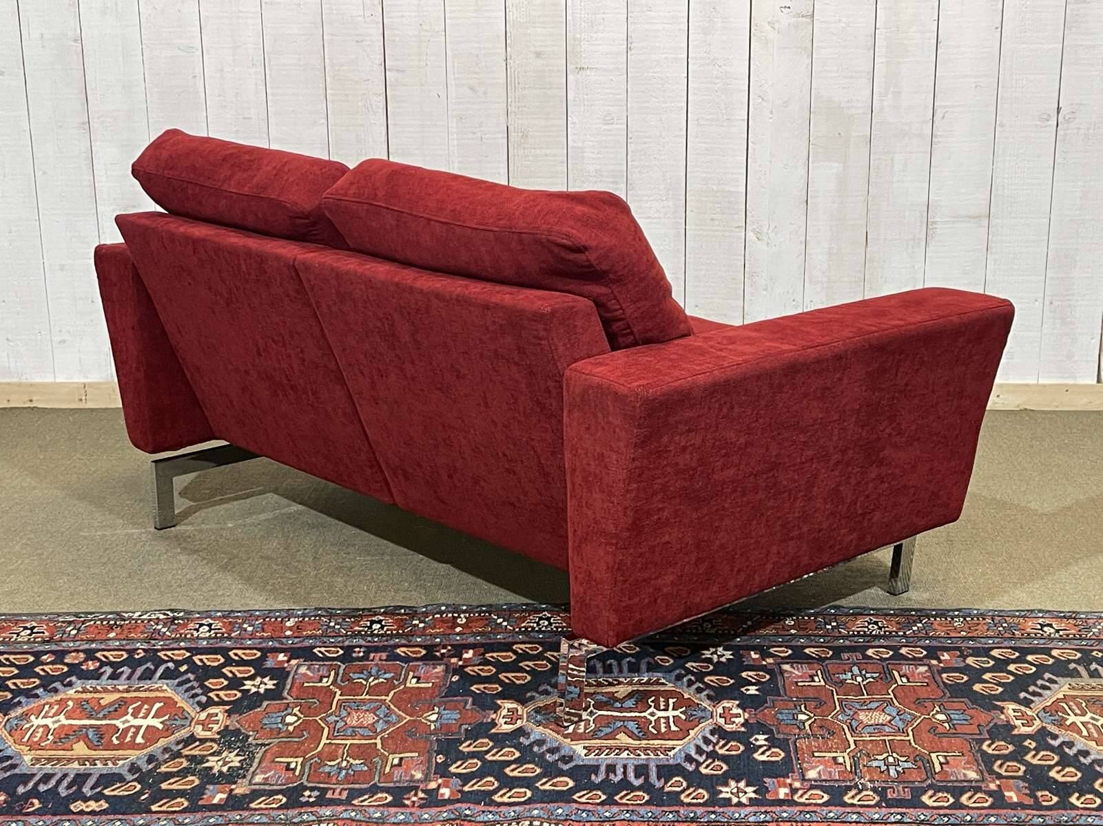Canapé moderne en tissu et piètement chromé