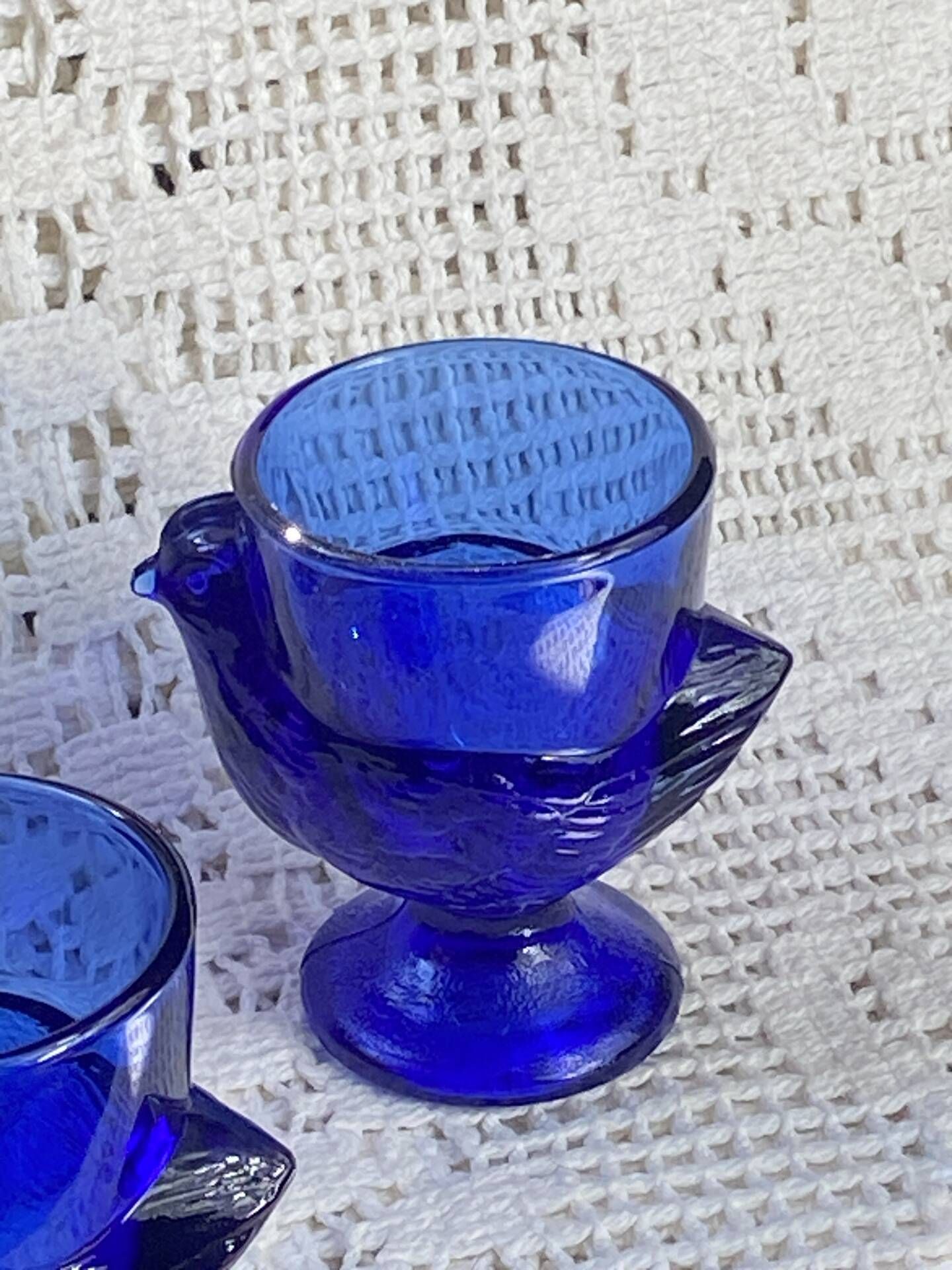 Coquetiers poussin en verre bleu cobalt 
