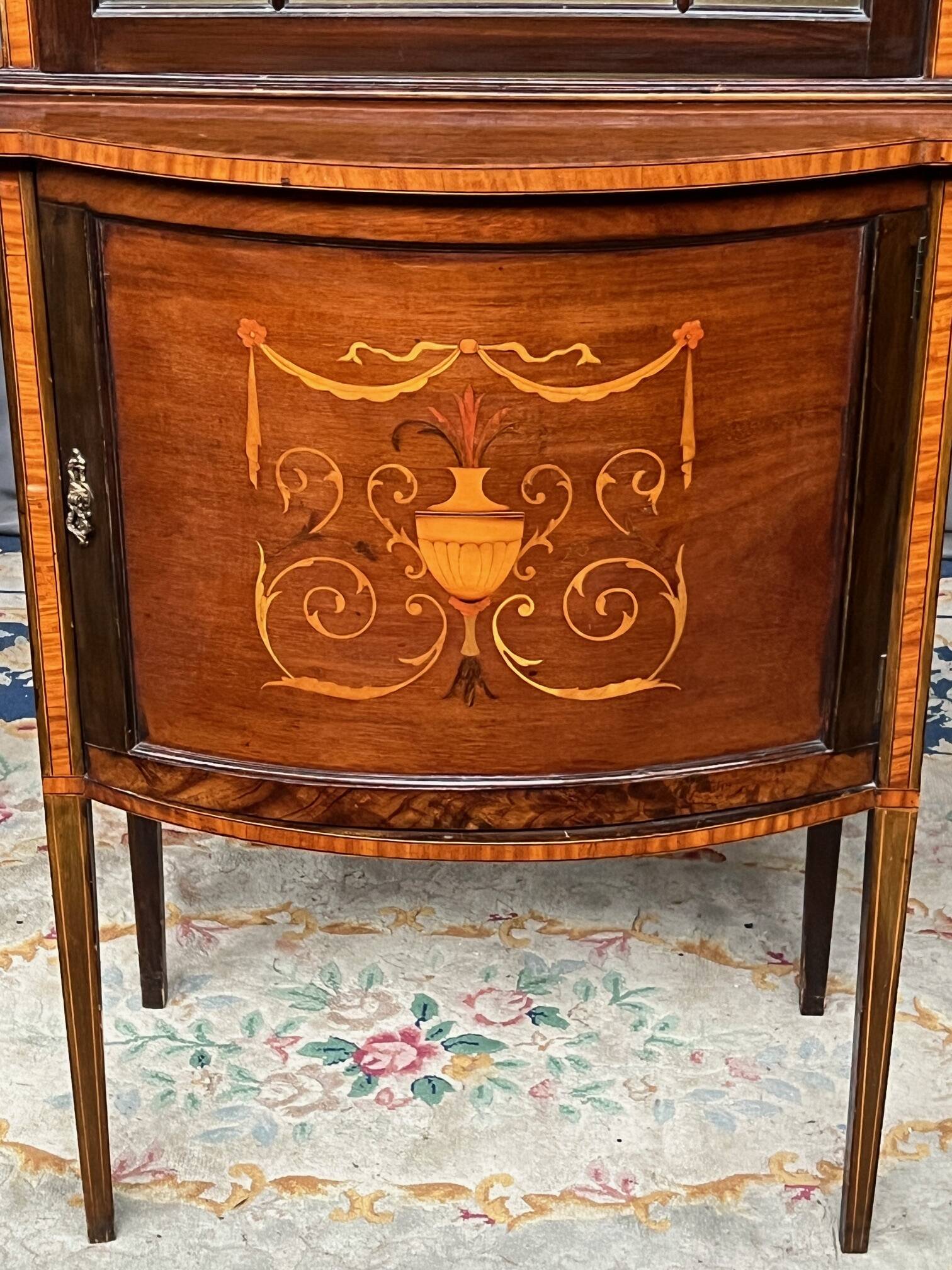 Vitrine édouardienne en acajou avec incrustation et marque "Bon Marche"