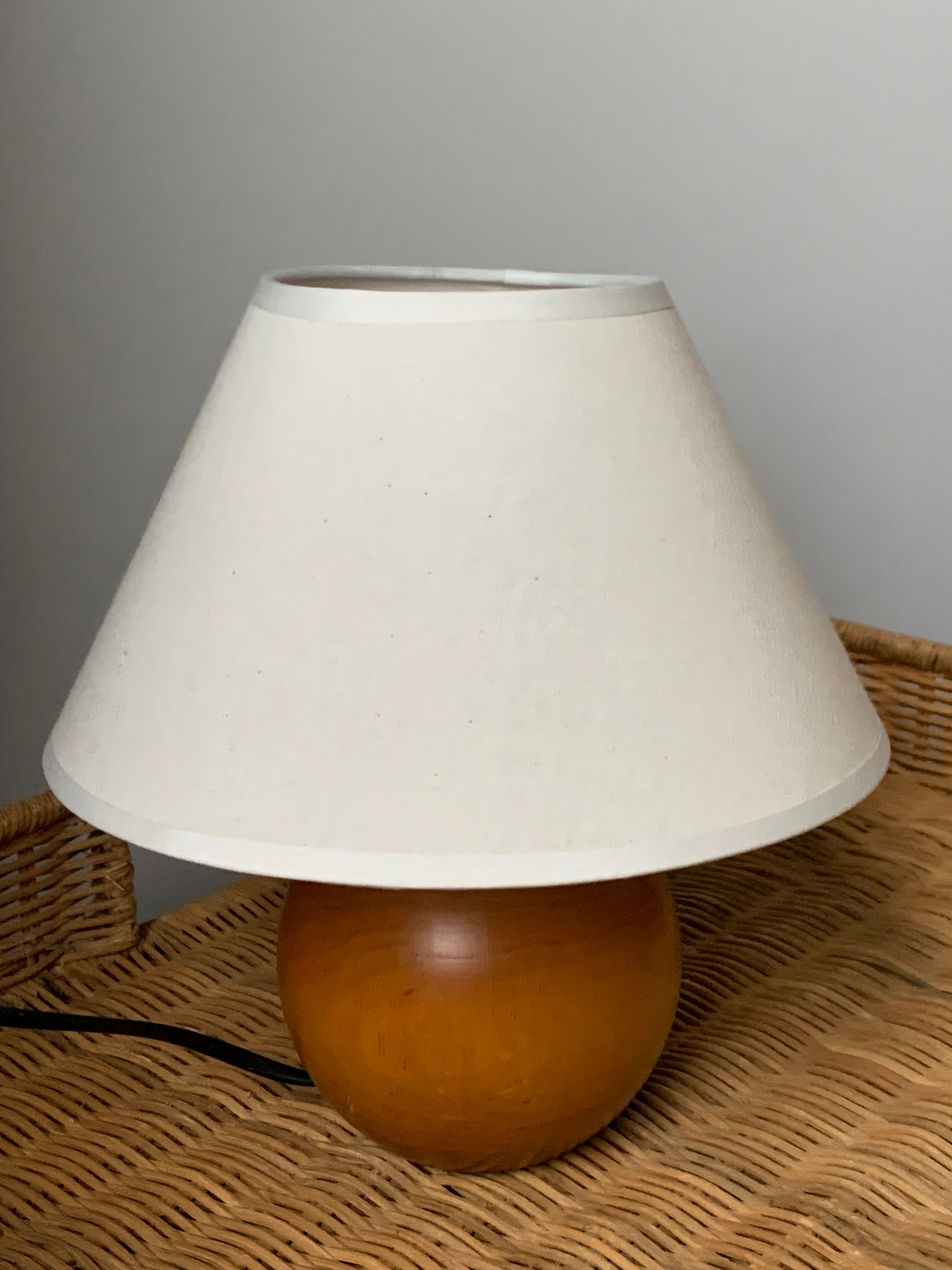 Wooden ball foot lamp