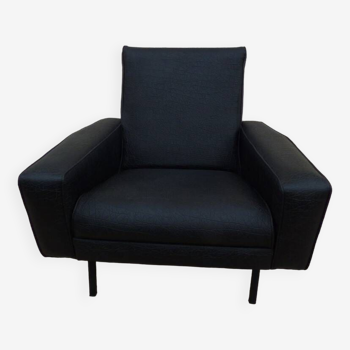 Fauteuil vintage de qualité des années 70 en simili cuir noir et ses pieds métals