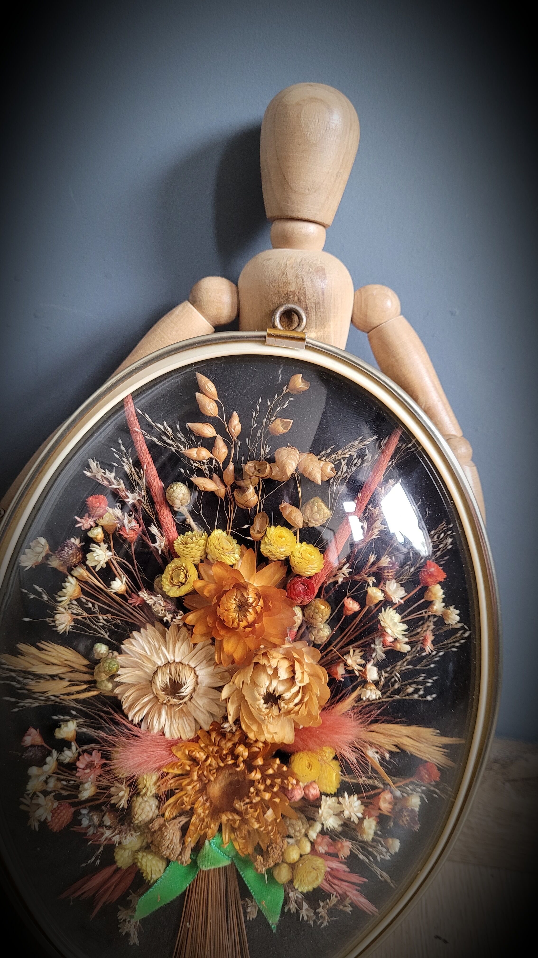 Curved glass flower frame