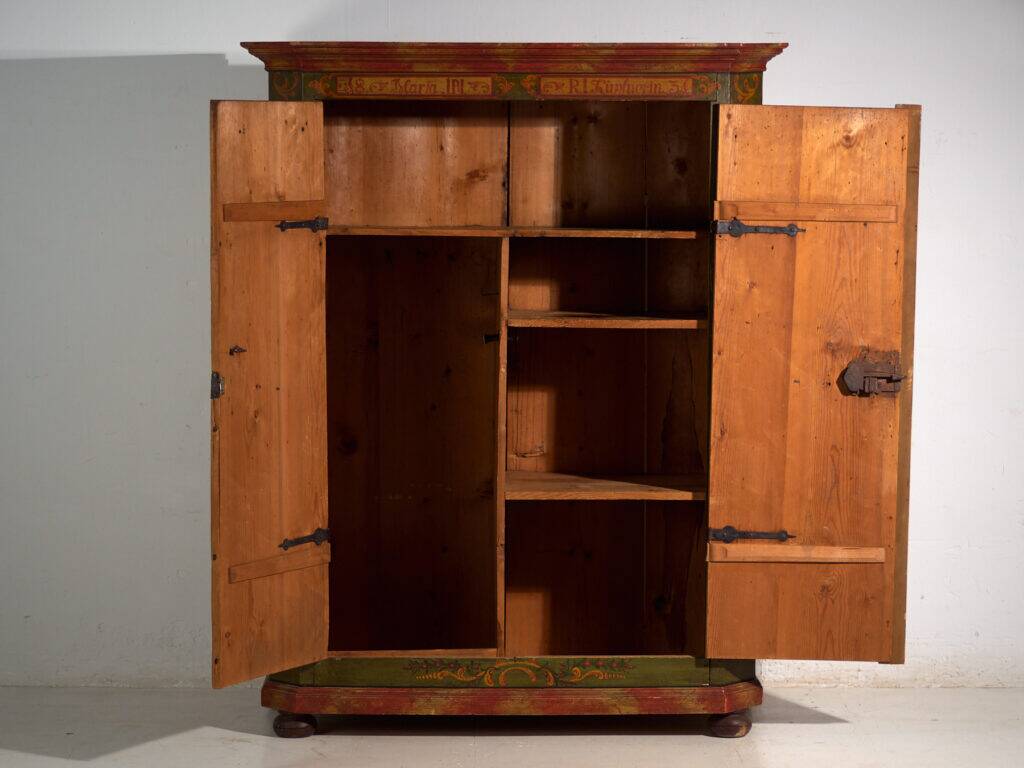 Armoire ancienne peinte en bois de pin – Austrie, 1831