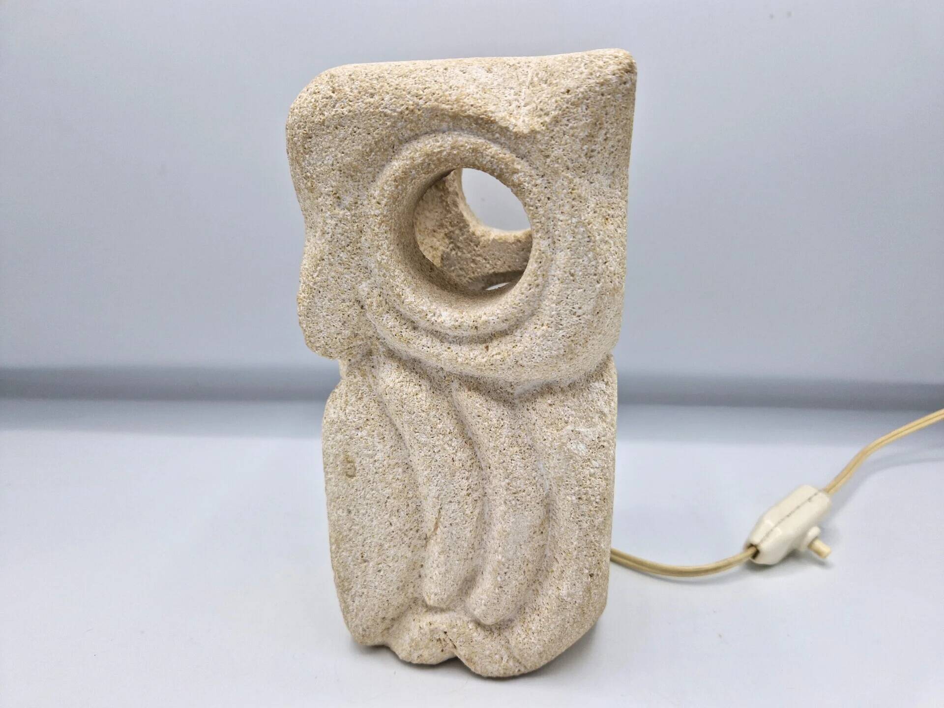 Lampe sculpturale en calcaire en forme de hibou par Albert Tormos, France