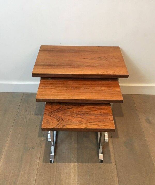 Suite de 3 tables gigognes en bois exotique et chrome