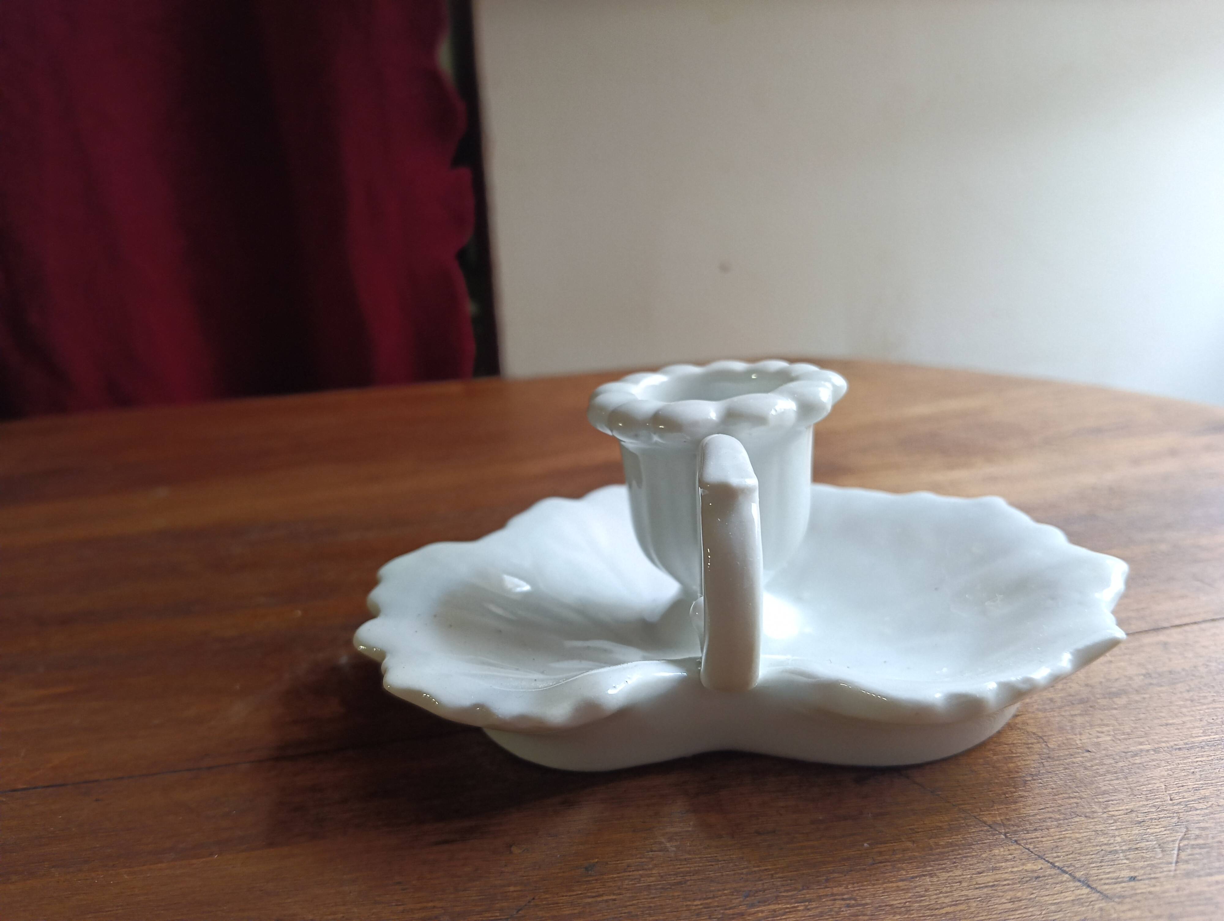 Night or hand-held porcelain candle holder in the shape of a leaf.
