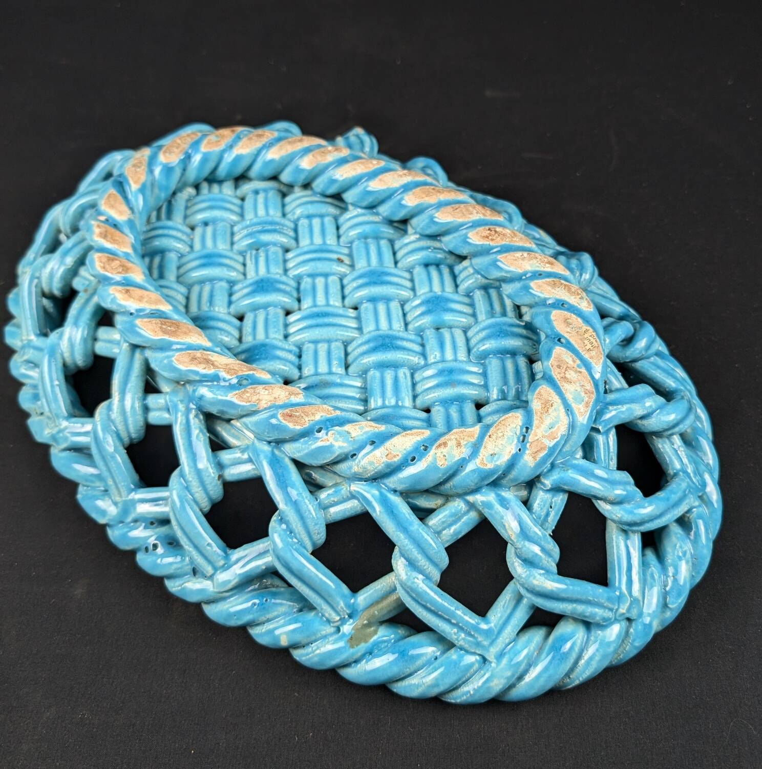 Vallauris flat basket in green woven ceramic