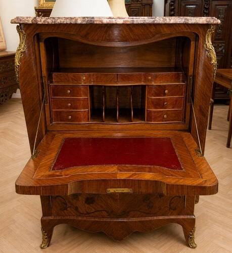 Important Louis XV secretary, in floral marquetry and rich.