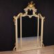 Grand miroir laqué et doré de style Louis XV du 20e siècle.