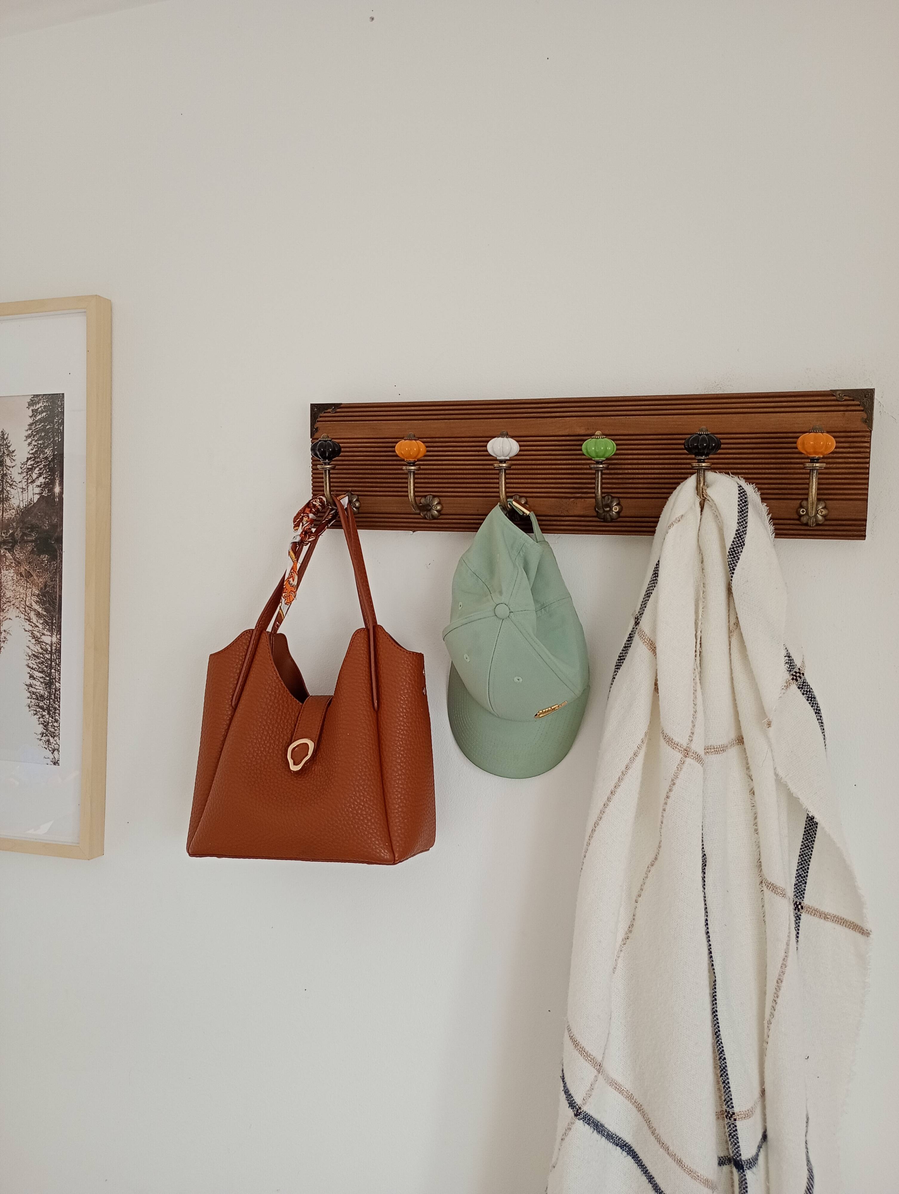 Vintage wall coat rack 60 cm – 6 metal hooks and ceramic knobs