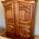 Armoire ancienne en chêne massif et merisier (style Louis XV)