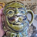 Une chope ou tasse à moustache de collection en ceramique vintage tête d' homme à moustache vert ou