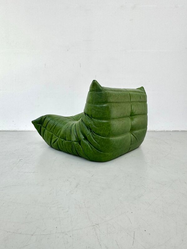 Fauteuil Togo en cuir vert forêt attribué à Michel Ducaroy pour Ligne Roset.