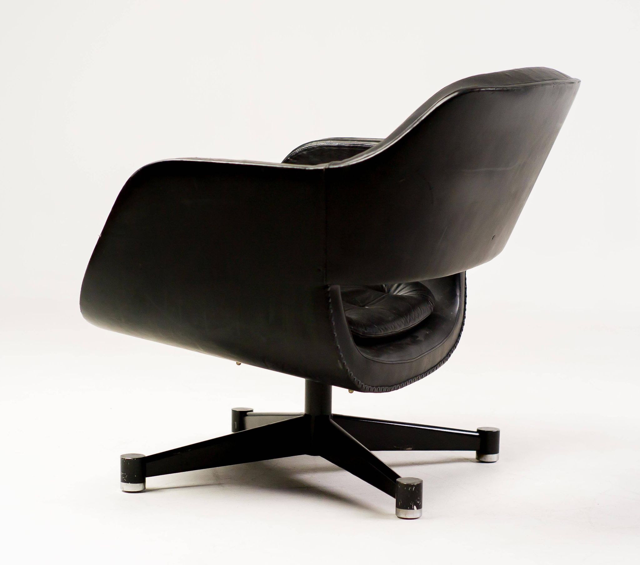 Black leather chaise longue by Olli Mannermaa for Finnart Ab, Finland, 1970