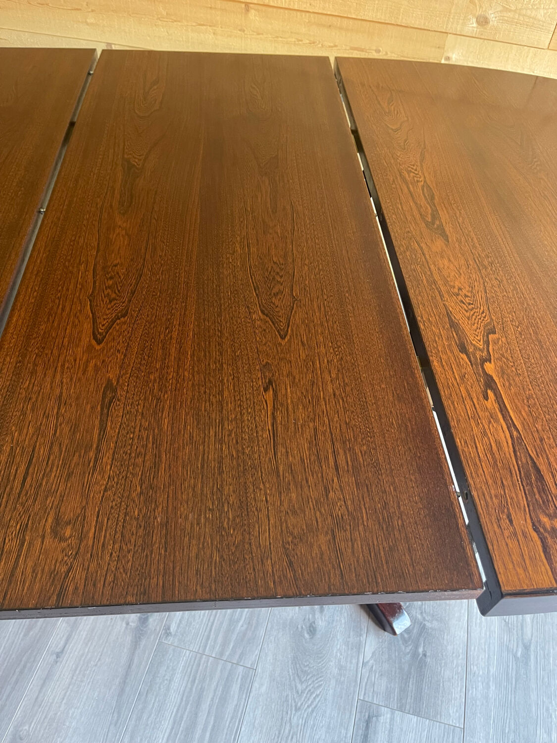 Extendable oval table Baumann, for up to 12 place settings.