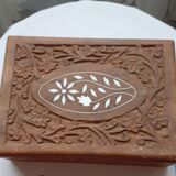 Ancienne boite a bijoux en bois  sculpté de guirlande de fleurs