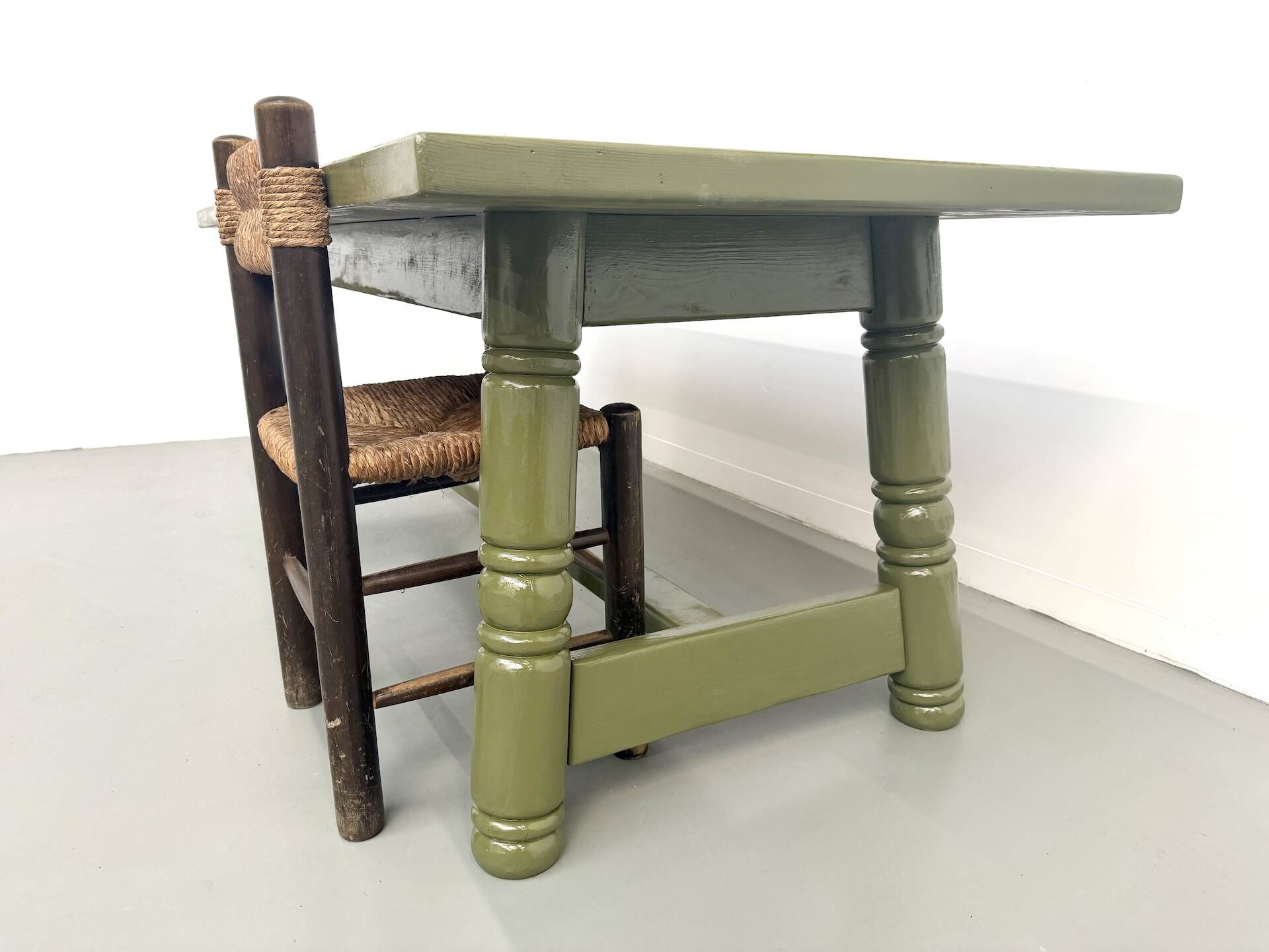 Glossy olive green lacquered dining table — DLG Georges Robert, Circa 1970