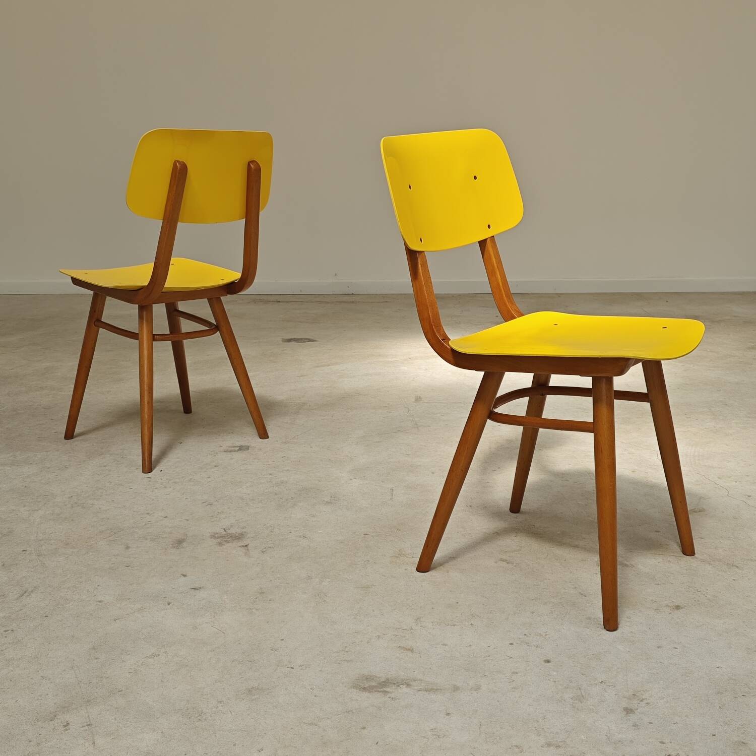 Pair of Ton Bystrice Thonet chairs in wood and yellow molded plastic
