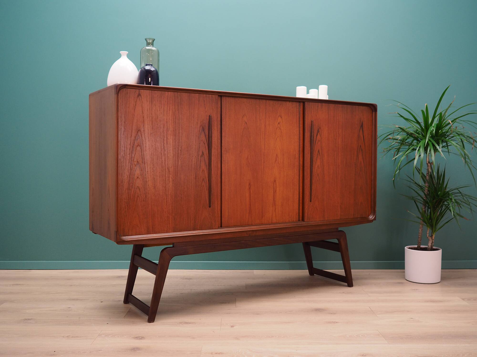 Buffet haut en teck, design danois, années 1960
