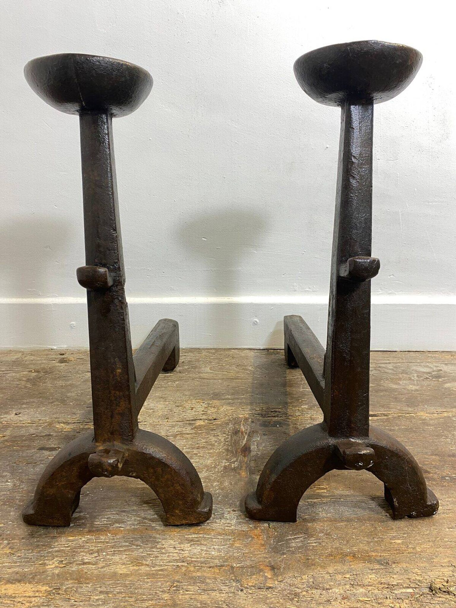 Paire de chenets anciens en fonte, décor rustique, vers 1900