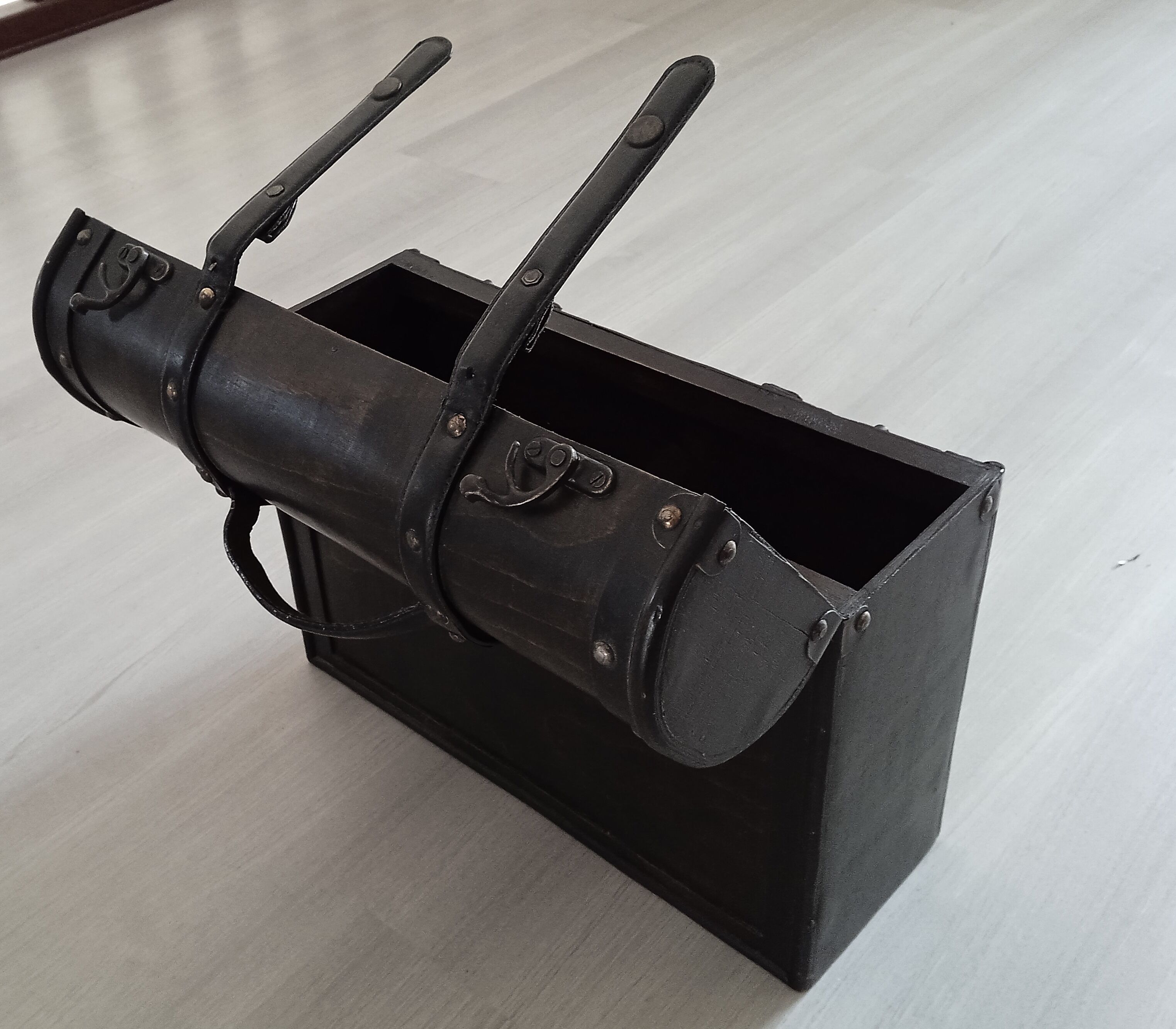 Mini bar vintage wooden briefcase