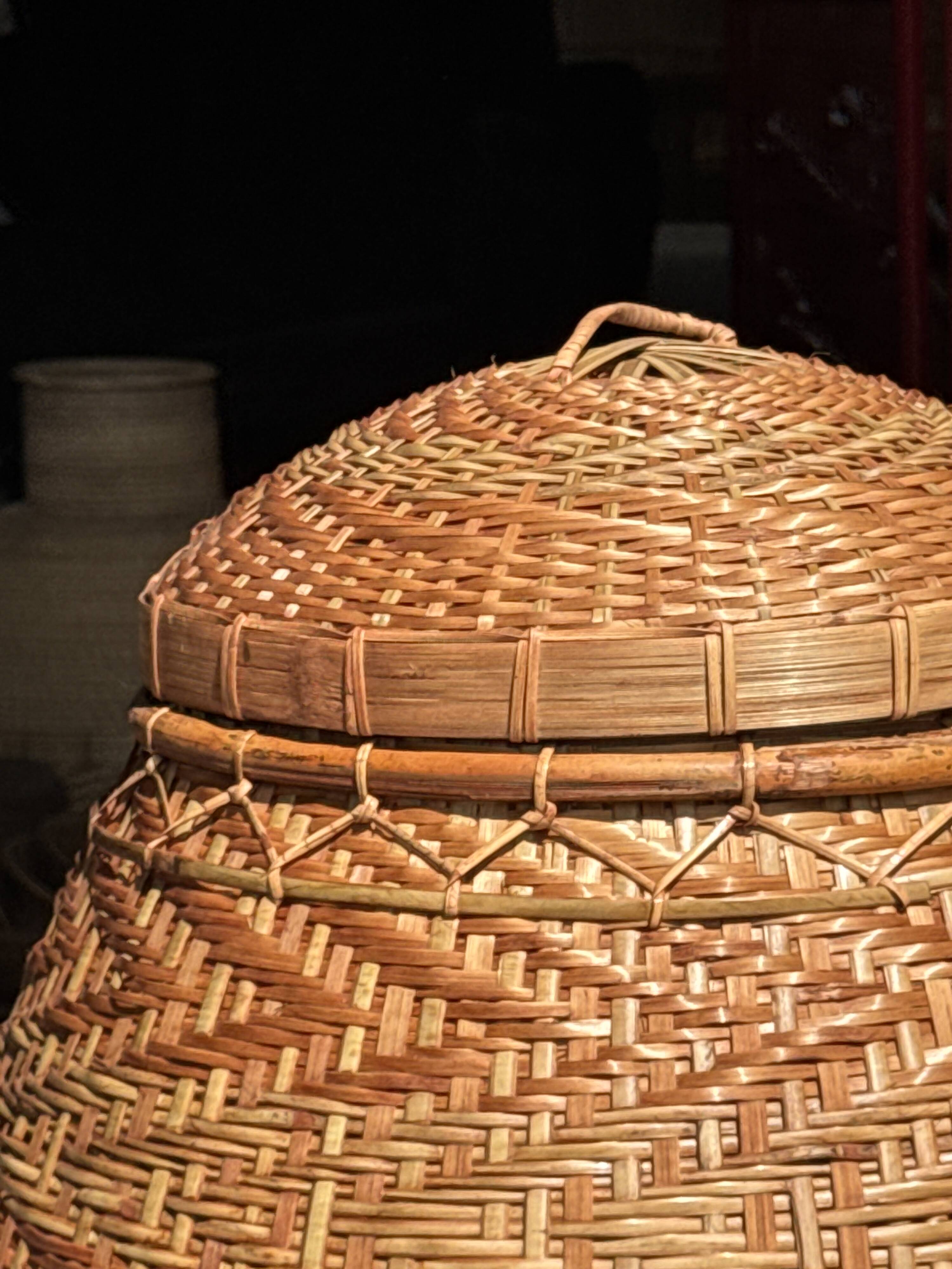 Large oval basket Indonesian weaving with lid H65 D50