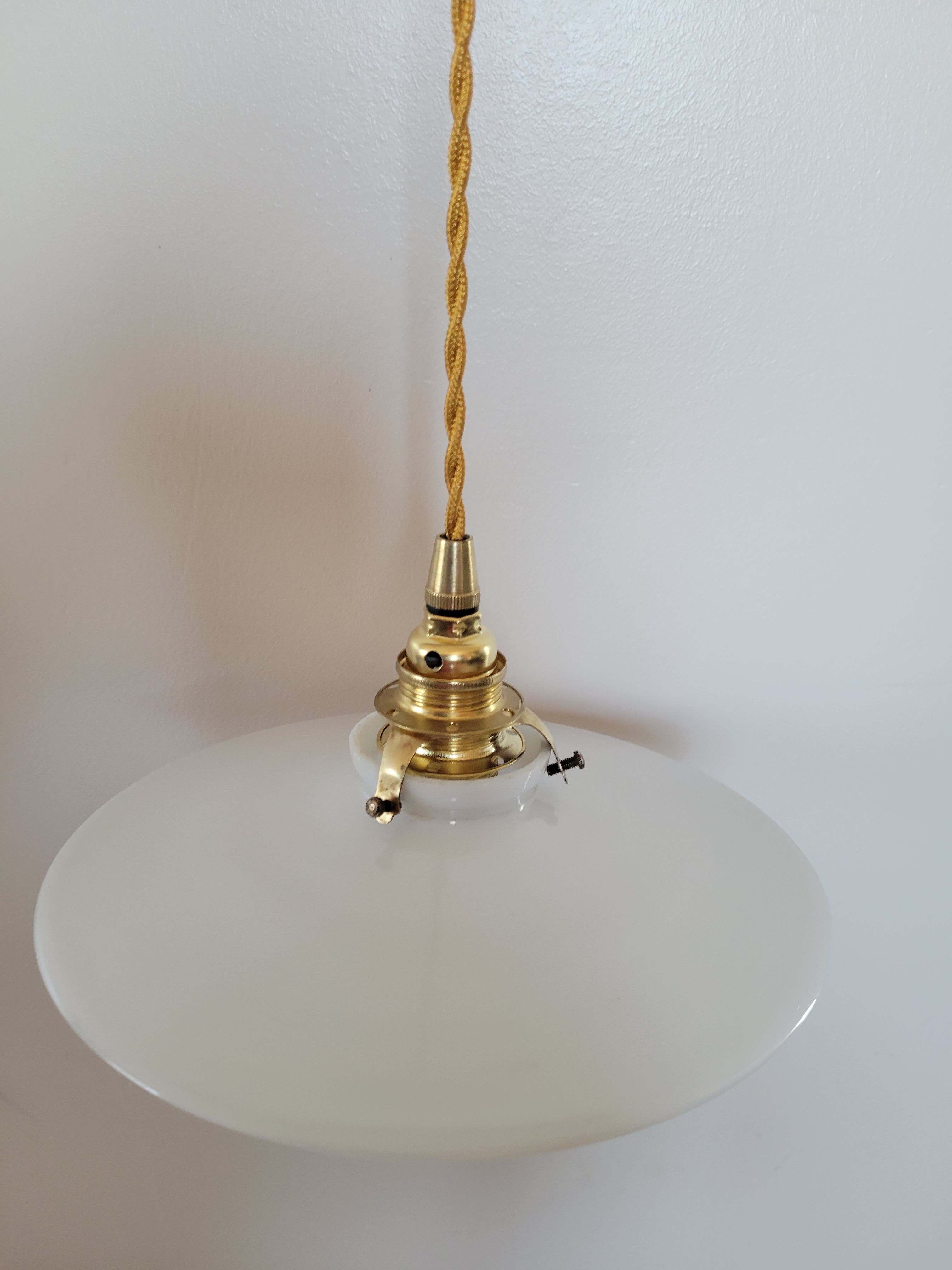 Smooth opaline suspension