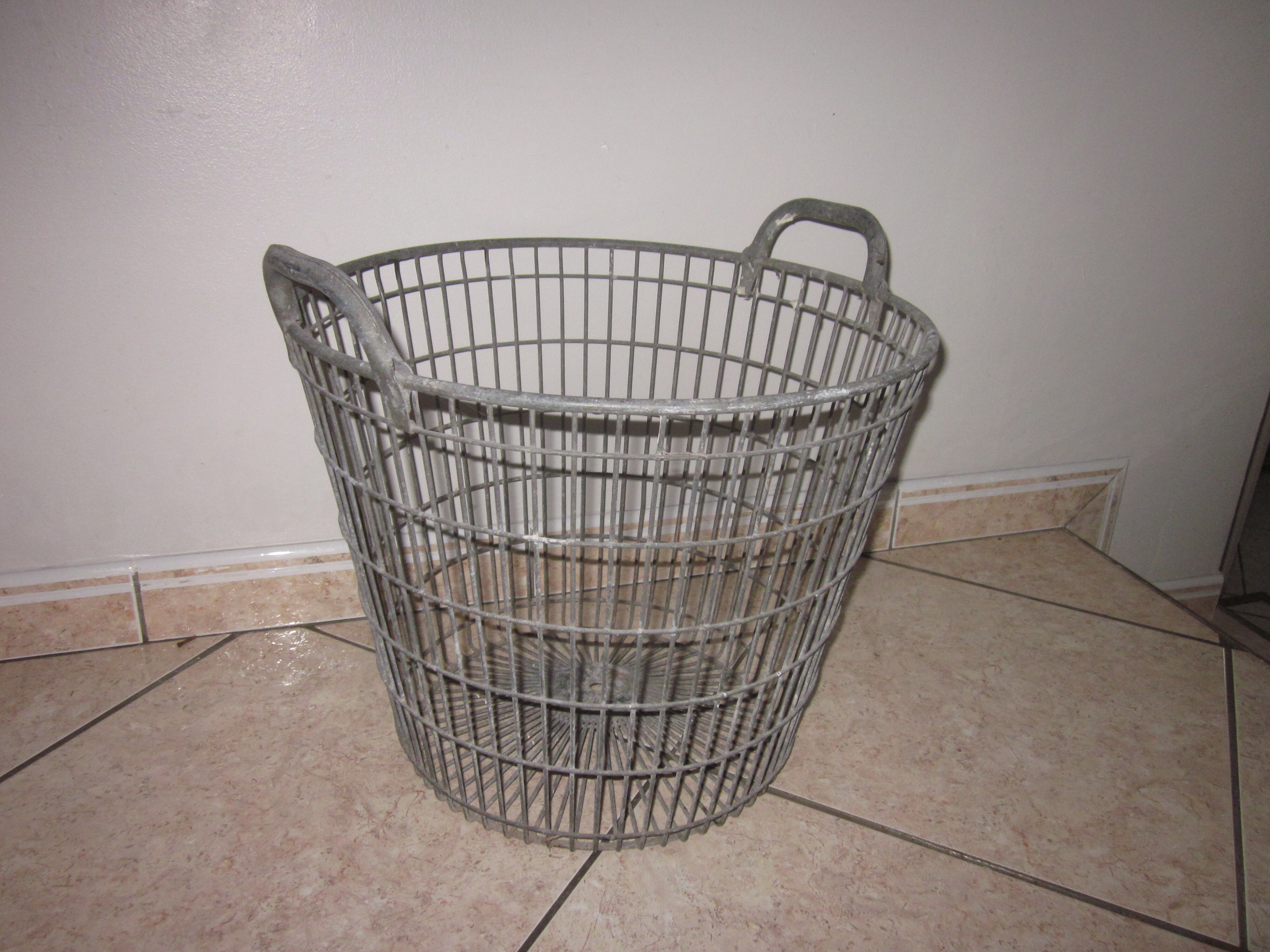 Panier ancien en zinc