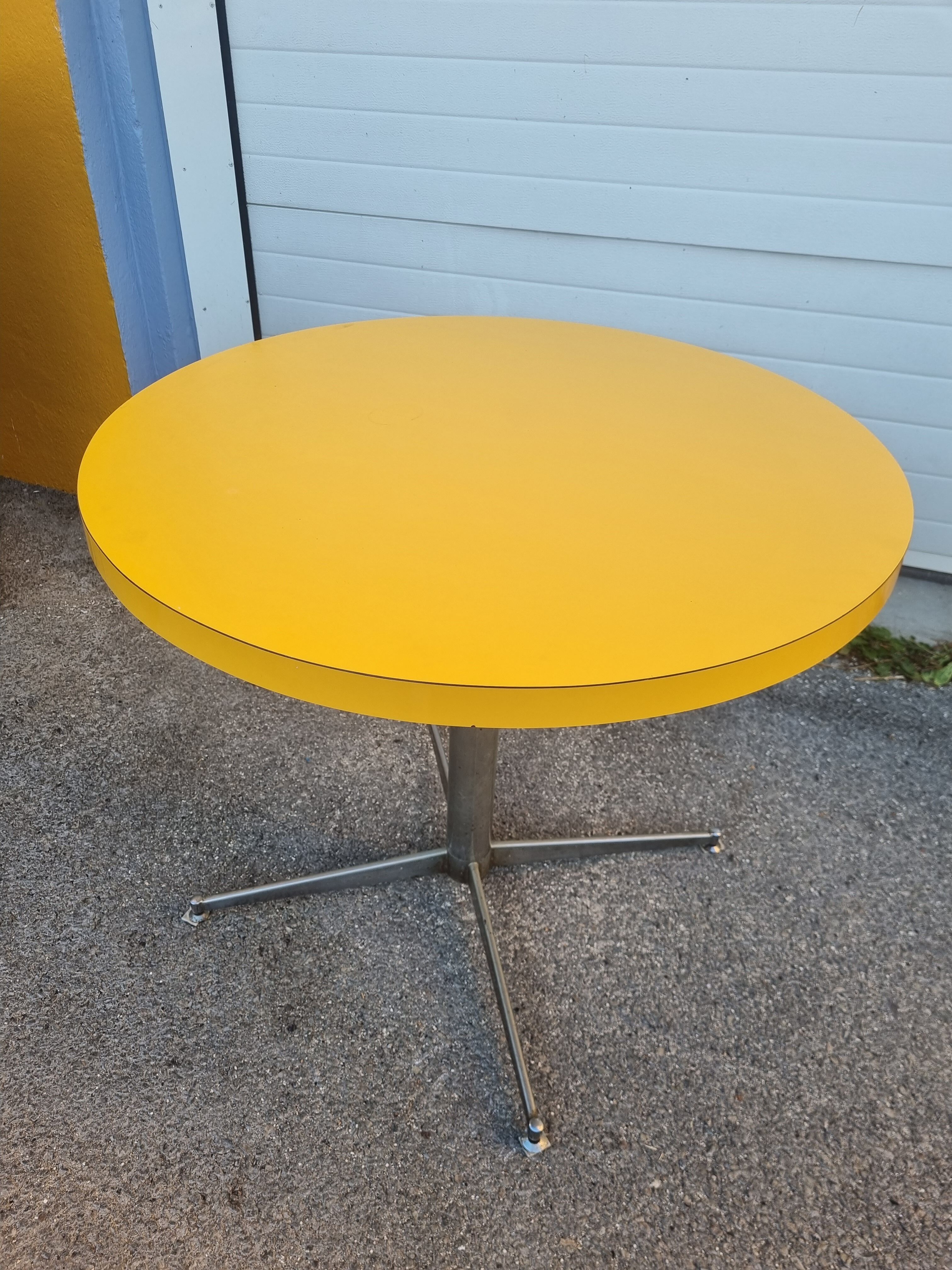 Round table formica yellow 1970