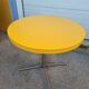 Table ronde formica jaune 1970