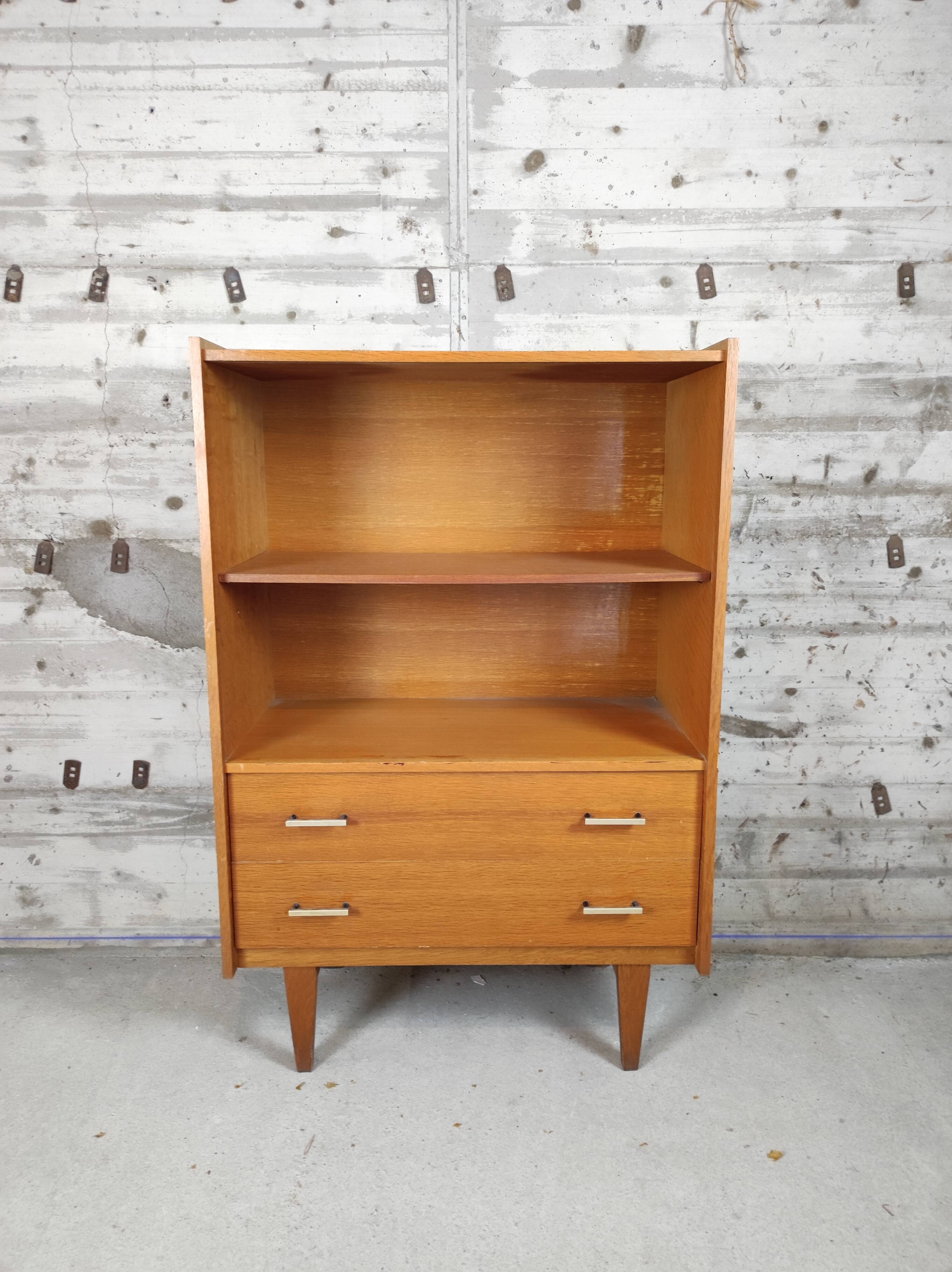 Bookcase / shelf