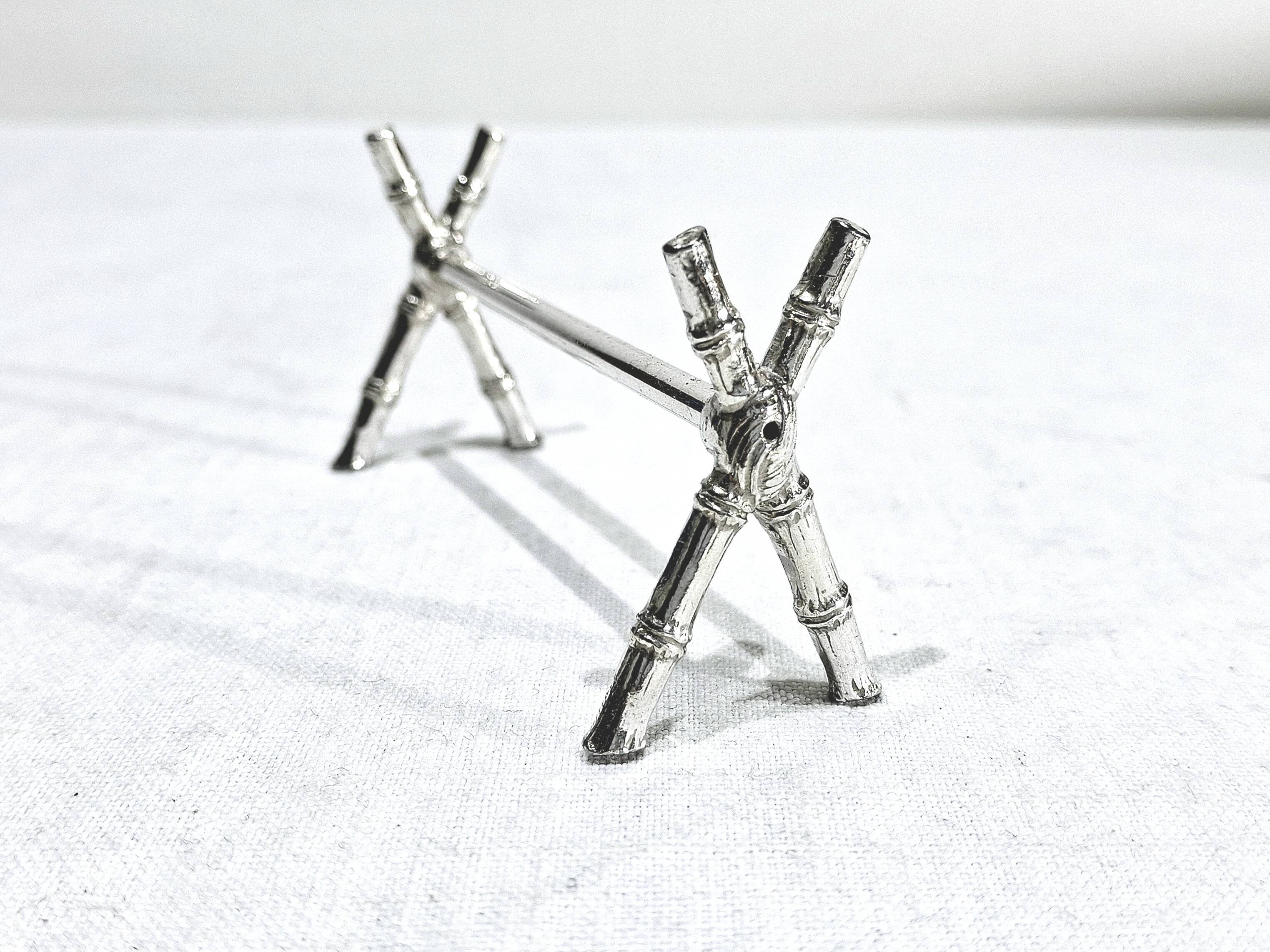 12 silver-plated metal knife handles, in a case.