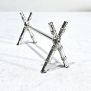 12 silver-plated metal knife handles, in a case.