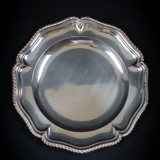 Round silver-plated metal plate with a scalloped edge – frieze of gadroons.