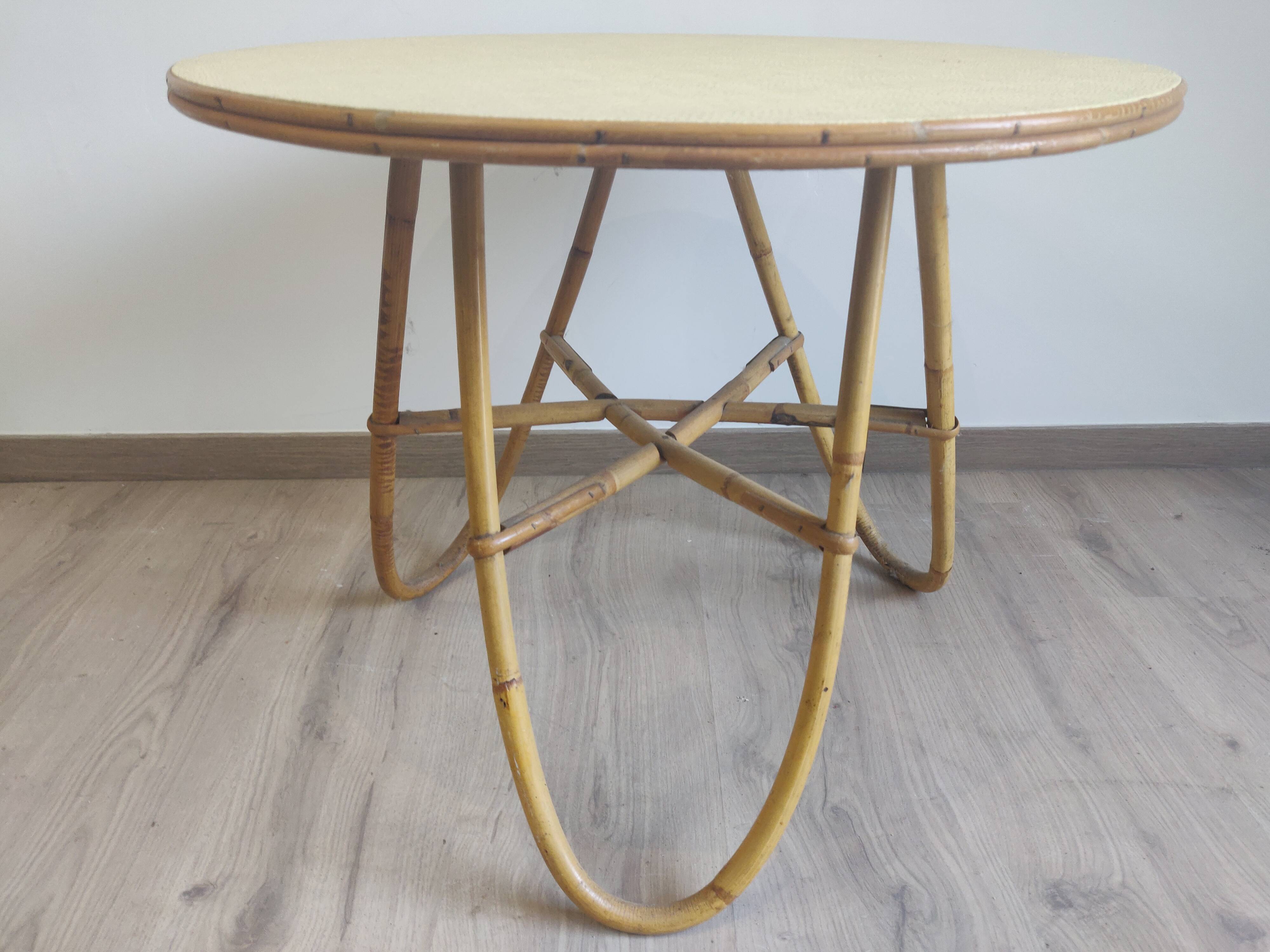 Circular coffee table in rattan years 60