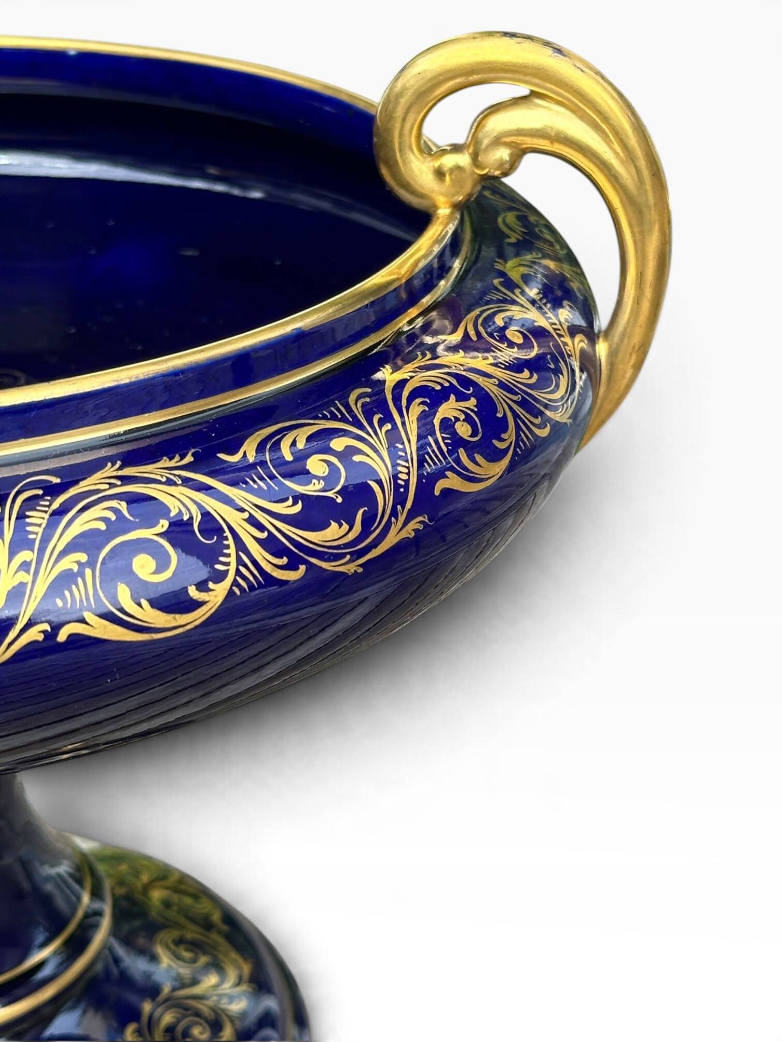 Grande coupe / centre de table bleu de Sèvres et or faïence de Tours signée