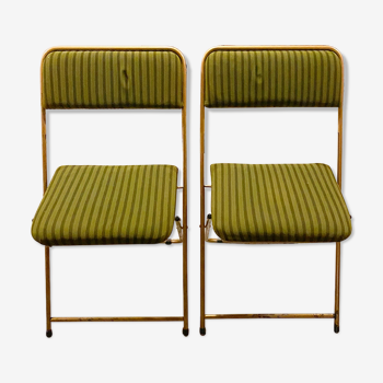 Deux chaises vertes et dorées