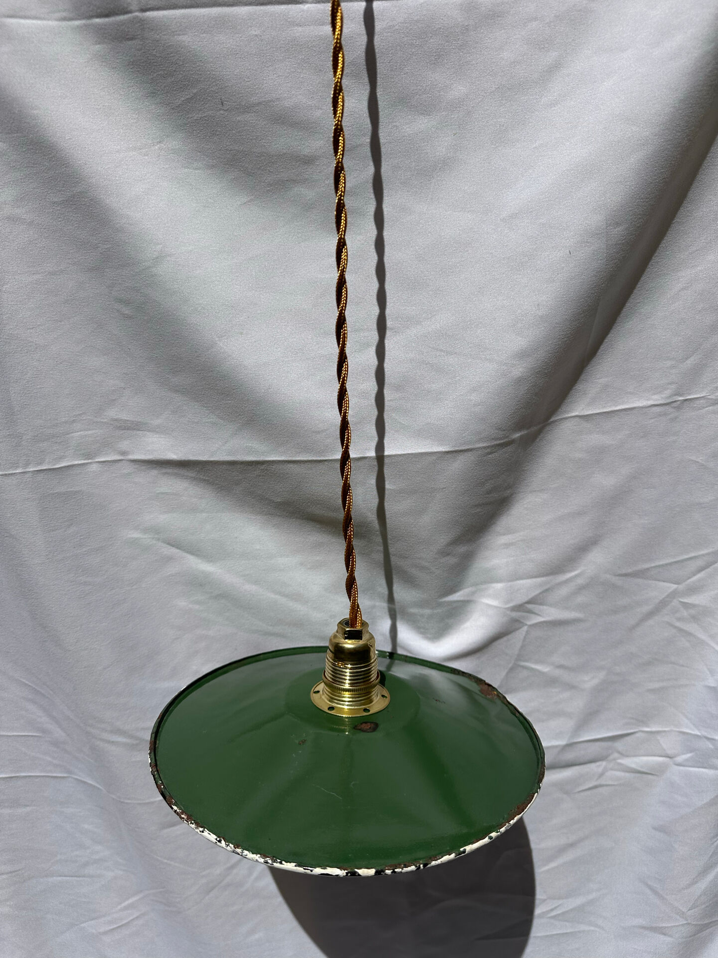 Suspension vintage indus tôle émaillée verte et blanche mini
