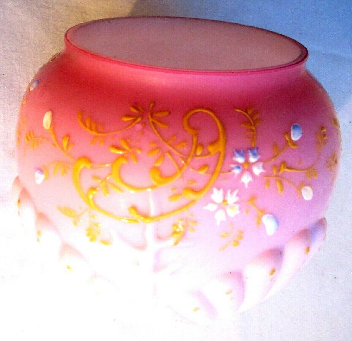 Art deco ball vase in pink opaline enamelled with flowers, 4 shells in relief