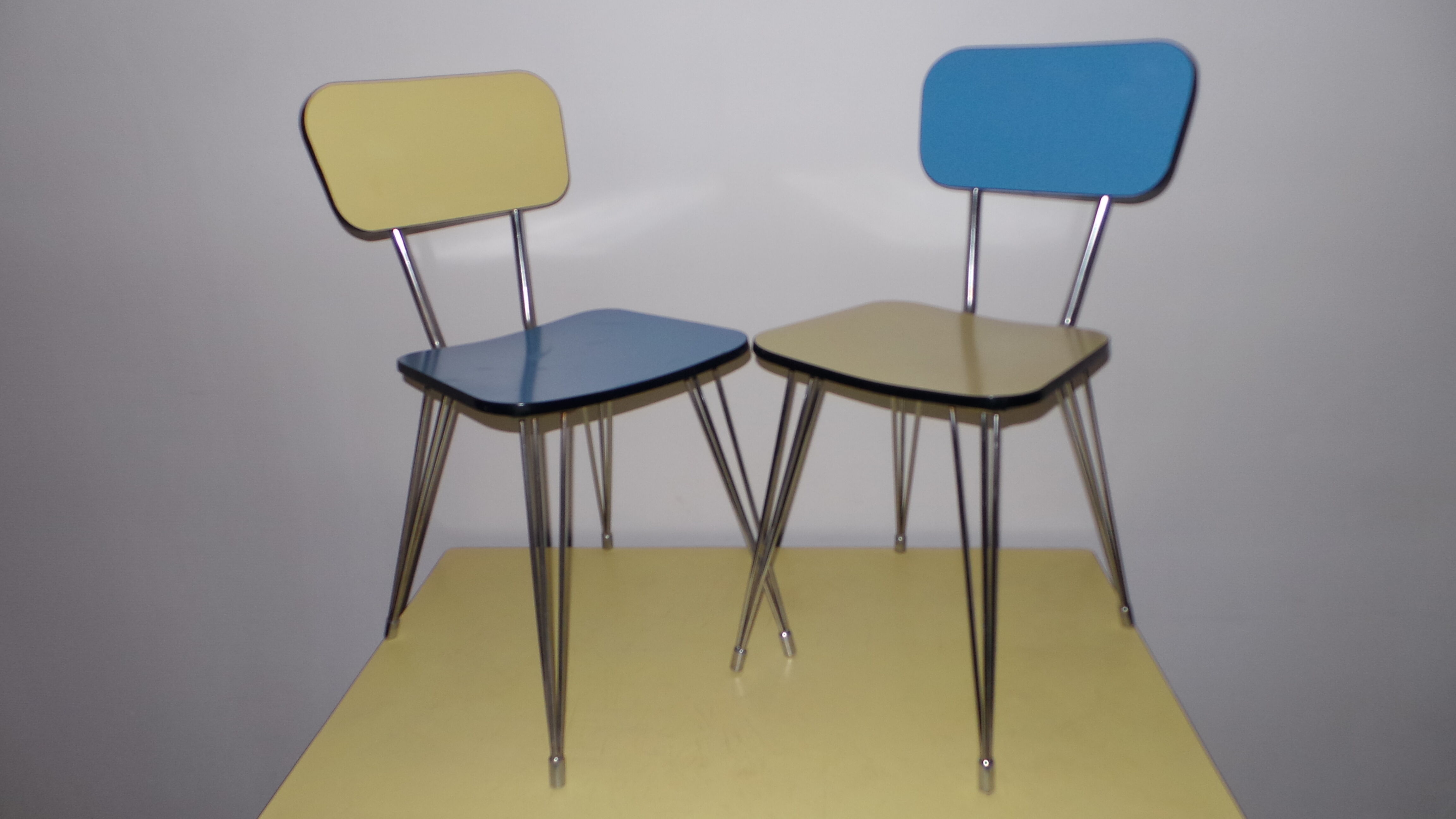 Table et 4 chaises en formica avec pieds eiffels vintage Sif