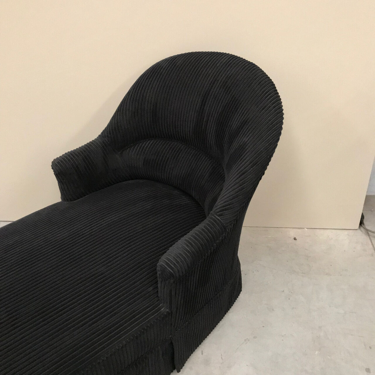 Banquette-lit en velours noir-méridienne