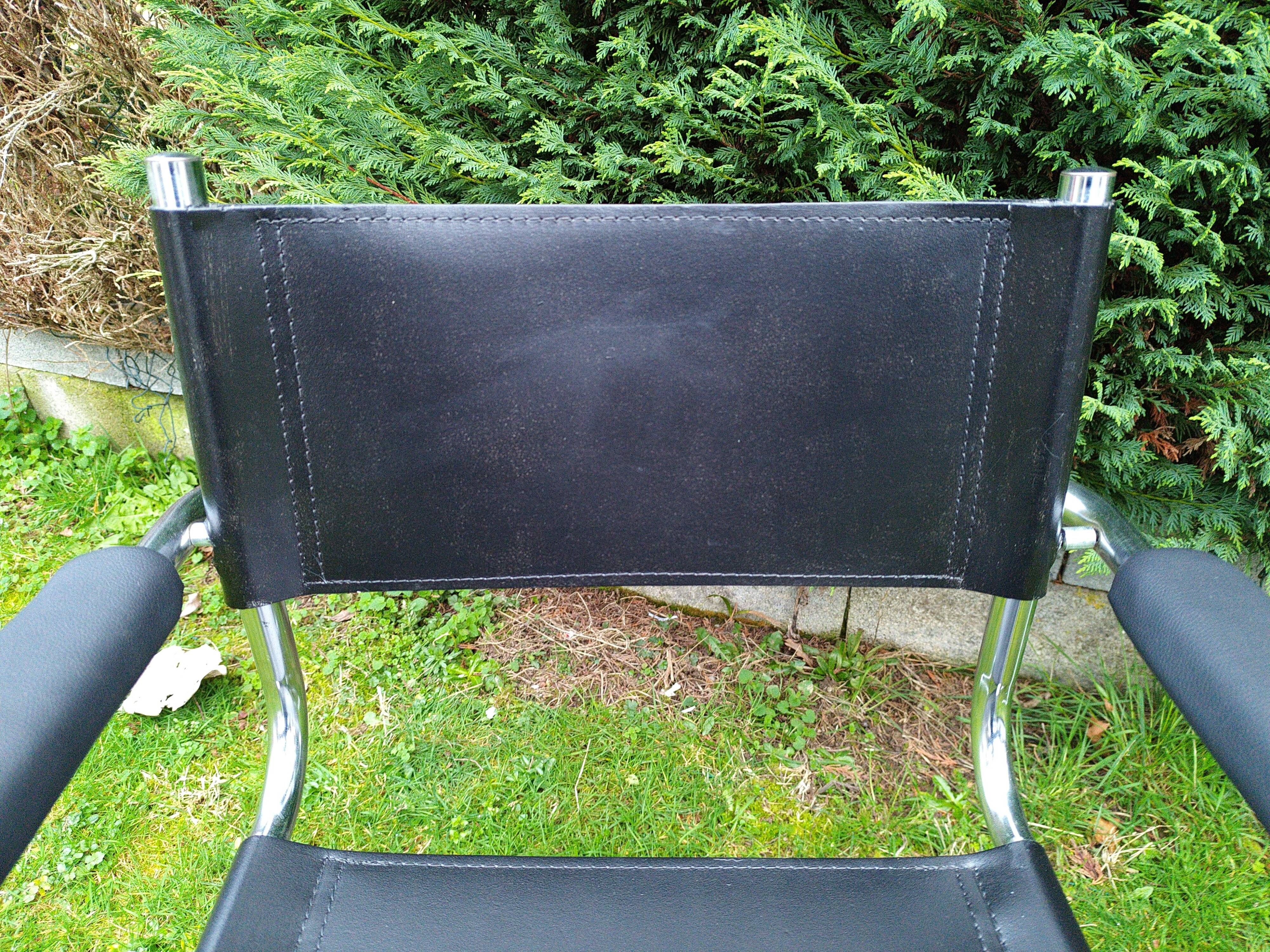 Set of 2 cantilever chairs in the style of Mart Stam.