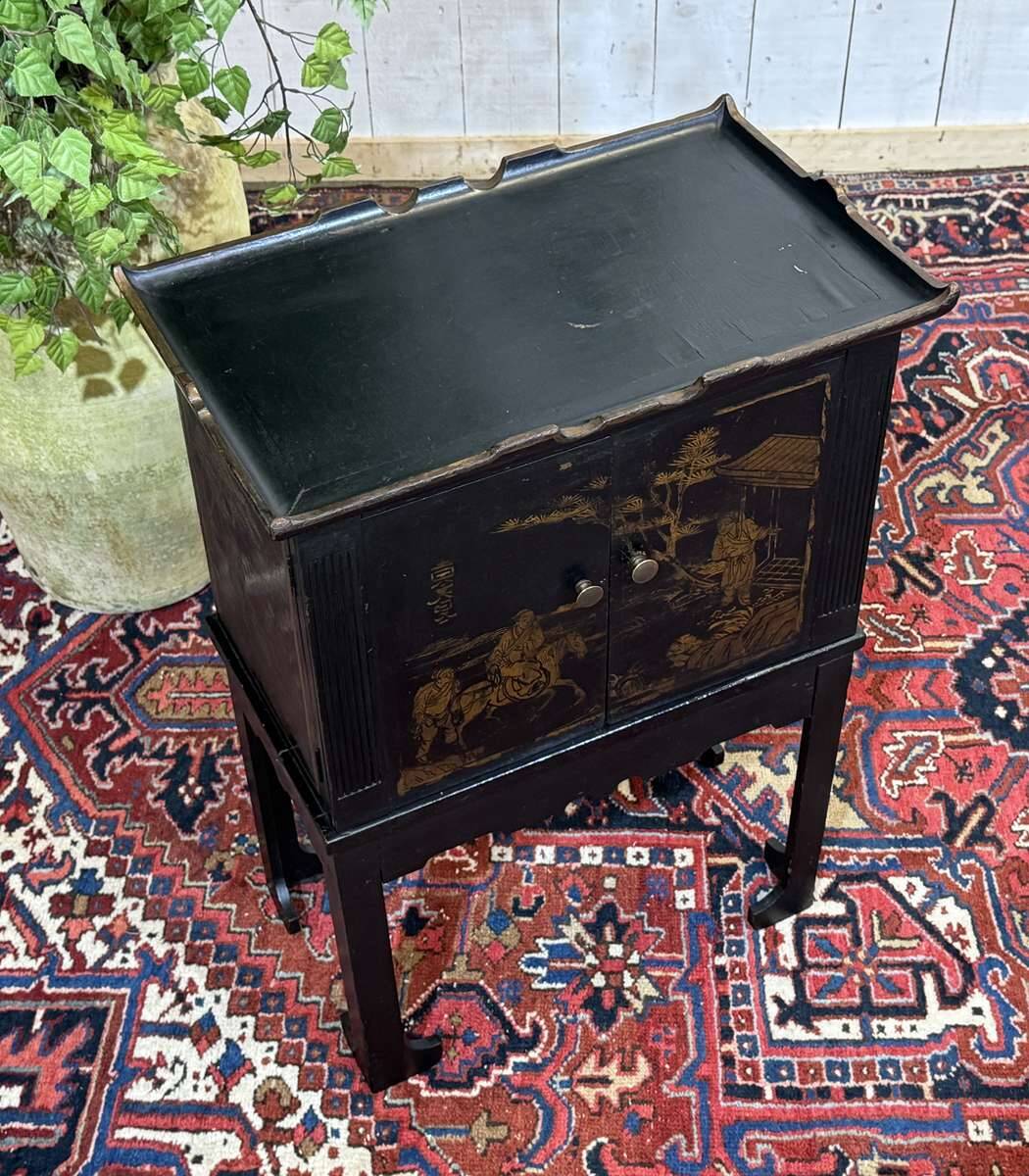 Small painted pine buffet from the 1950s, with Asian decor.