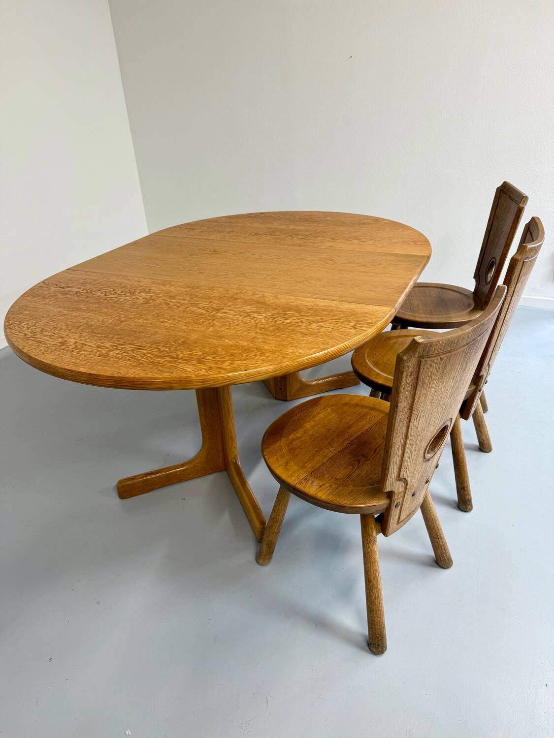 Antique round Scandinavian dining table from the 70s with 1 solid wood extension